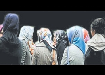 Erkekler cumaya gitti okul kadınlara emanet!