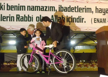 Namazını camide kılan çocuklara ödül