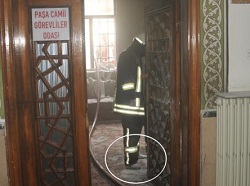 Camiye saygılarından çizmelerini çıkararak yangını söndürdüler