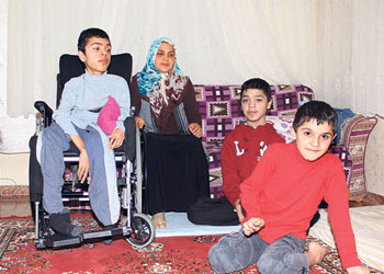Hayatını engelli evlatlarına adayan anne