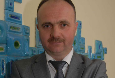 Eşinin başörtüsü çağdaş yaşama tehdit