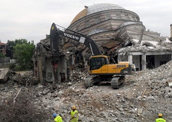 Marmara İlahiyat Camii'nin yıkımı sürüyor