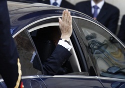 Sarkozy görevini resmen devretti