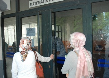 Başörtülü öğrenci fişleyen profesör!