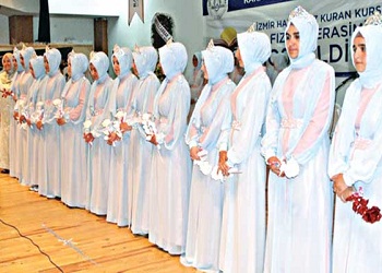 38 kız öğrenci hafızlık tacı giydi