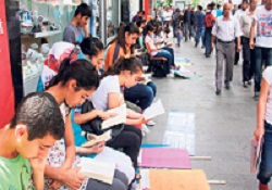 Kitap okumayanlara meydan okudular!