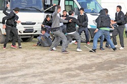 Okullarda çeteleşmenin önüne geçilemiyor