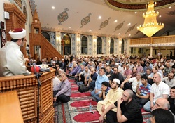 Görmez, Londra'da Regaip Kandili programına katıldı