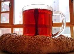 Öğrencilerine çay ve simit dağıtıyor