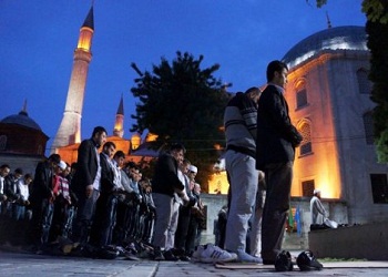 Ayasofya meydanında sabah namazı kıldılar