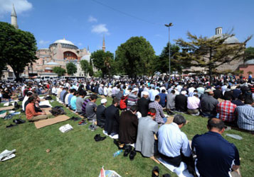 Ayasofya dışında namaz tamam, sıra içinde!