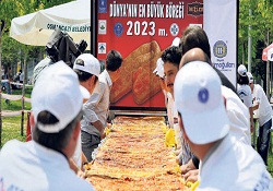 2 km'lik kol böreğiyle rekor denemesi yaptılar
