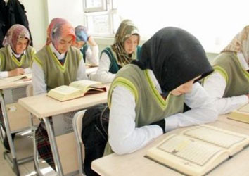 Kur'an derslerinde başörtüsü takılabilecek