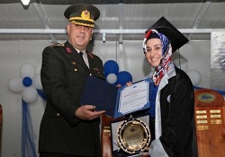 Başörtülü öğrencinin diplomasını komutan verdi
