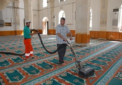 Camiler Ramazan için gül suyu ile yıkanıyor