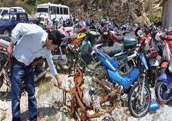 Yüzlerce motosiklet çürümeye terkedildi