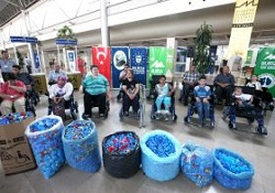 Kapaklarla 30 engelli akülü araca kavuştu