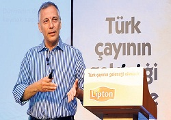 Çayın ömrünü uzatmak için çiftçiyi eğitiyor