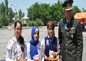 Başörtülü öğrenciye ödülünü komutan verdi