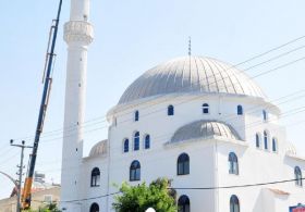 Depremde hasar gören minare yıkıldı