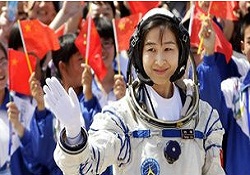 İlk Çinli kadın astronot uzayda