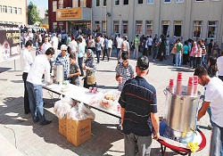 Üniversite adaylarına ücretsiz çay, çorba