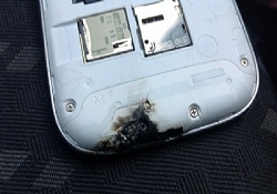 Samsung Galaxy S3 elinde patladı