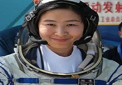 Çin'in ilk kadın astronotu uzay aracını sürdü