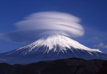 Japonya'nın sarıklı Fuji yanardağı