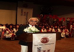 Yeni yüzyıl üniversitesi'nde mezuniyet coşkusu