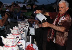 Bir ton çay için çay demlediler