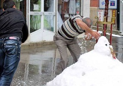 Yaz ortasında kar topu oynadılar