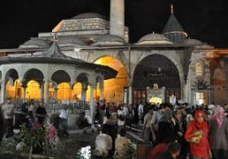Mevlana müzesi ziyaretçilerin akınına uğradı