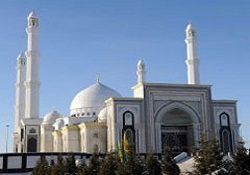 Kazakistan'ın en büyük camisi açıldı