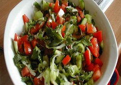 Uzmanlar Uyarıyor: Gece Salata ve Meyve Tüketmeyin