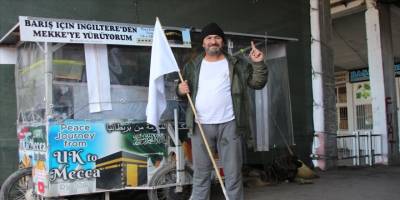 Gördüğü rüyanın izinden üç tekerlekli aracıyla Mekke'ye gidiyor