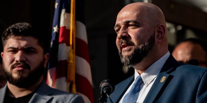 Müslüman belediye başkanı muhbirlik teklifini reddedince kara listeye alındı