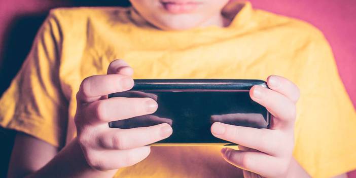 İngiltere 16 yaş altına akıllı telefonu yasaklayabilir