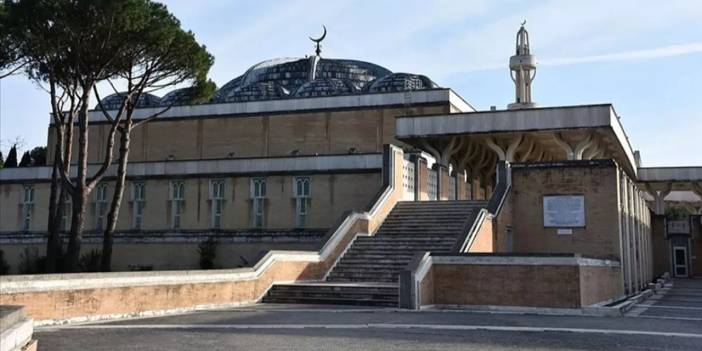 Türkiye'de Arapça tabelaları indirenler İtalya'da camileri kapatıyor
