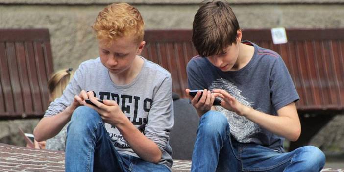 Amerika ve İtalya'da okullarda cep telefonu kısıtlaması: Ruh sağlığı krizi artıyor!