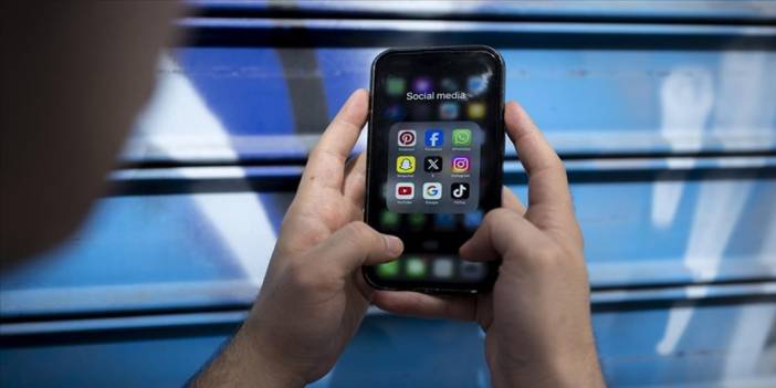 İtalya, çocukların cep telefonu ve sosyal medyayı kullanmasının yasaklanması tartışıyor