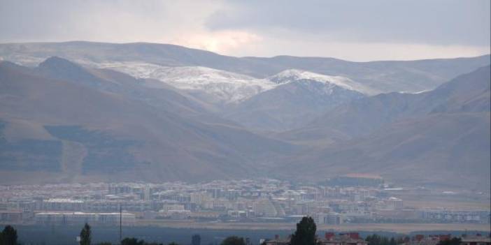 Erzurum'a mevsimin ilk karı yağdırıldı