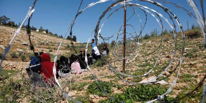 Batı Şeria'da öğrenciler, israillilerin kapattığı yol nedeniyle derslerini sokakta yaptı