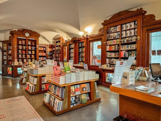 livraria-bertrand-oldest-bookshop-in-the-world-4-689x517.jpg