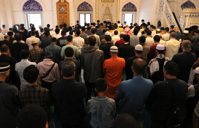 bu-camide-bayram-namazi-3-kez-kilindi-1793194-photogallery-20260527095838-1.jpg