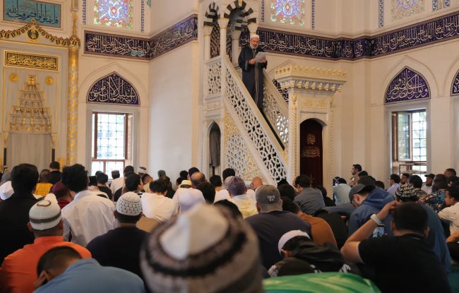 bu-camide-bayram-namazi-3-kez-kilindi-1793194-photogallery-20260527100055-3.jpg