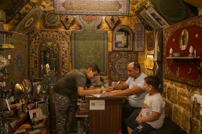 9791103c-1400-yillik-ahsap-kabartma-sanati-halepte-yasatiliyor.webp