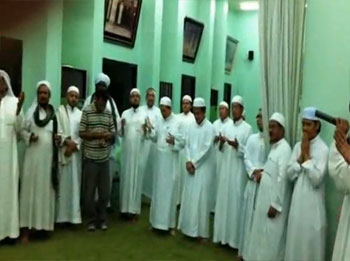 Nur talebelerine Mekke'ye hoşgeldin ilahisi