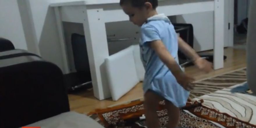 Sosyal Medya Küçük Çocuğun İlk Namazını konuşuyor