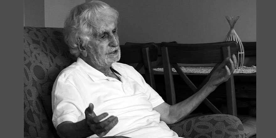 Kemal Ural, telgraf direğine yaslanmış virdlerini okuyan Bediüzzaman'ı  anlatıyor